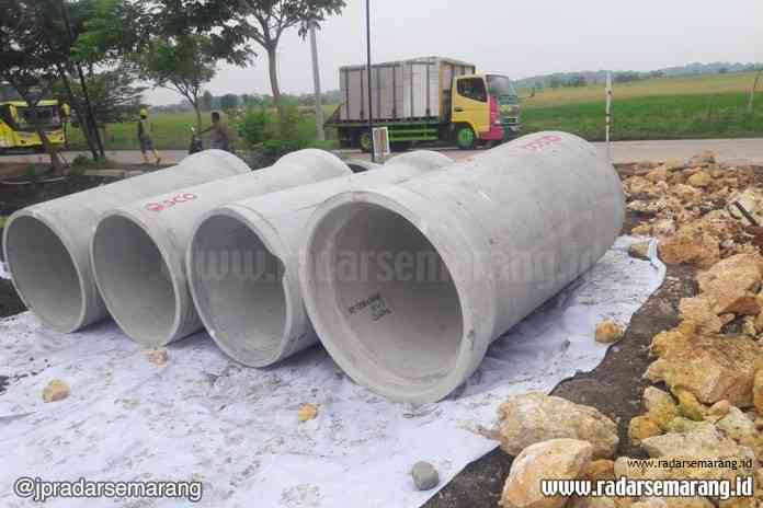 Material bis beton untuk kelengkapan pembangunan konstruksi jalan tol Demak-Semarang. (Wahib Pribadi/Jawa Pos Radar Semarang)