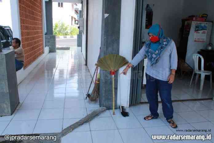 Salah seorang pedagang menunjukkan cor-coran penahan air agar tidak masuk ke area ruko. (Tabah Riyadi / Jawa Pos Radar Kedu)