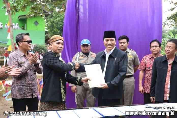Bupati Batang, Wihaji menyerahkan sertifikat hibah tanah Pemkab Batang untuk kampus PSDKU kepada Rektor UNDIP Prof. Dr. Yos Johan Utama, S.H., M.Hum pada tahun 2018 lalu di Desa Tumbrep Bandar. (Istimewa)