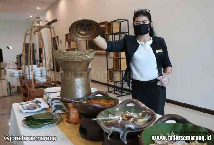 Petugas Hotel Horison Nindya Semarang menunjukkan penyediaan katering yang mematuhi protokol kesehatan, Jumat (26/6/2020). (Nur Chamim/Jawa Pos Radar Semarang)