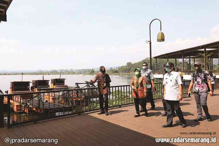 Bupati Semarang Mundjirin dan Dinas Pariwisata saat berkunjung ke Bukit Cinta Banyubiru. Objek wisata tersebut siap beroperasi. (Maria Novena/Jawa Pos Radar Semarang)