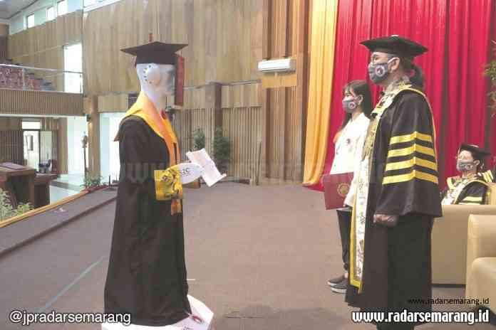 Prosesi wisuda di UKSW dilakukan secara virtual dan dibantu robot. (Dhinar Sasongko/Jawa Pos Radar Semarang)