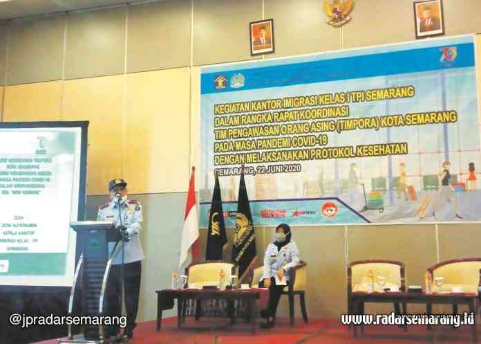 Kepala Kantor Imigrasi Kelas 1 TPI Semarang Doni Alfisyahrin saat rapat koordinasi Timpora di Hotel Pesona Semarang pada Senin (22/6/2020). (Ida Fadilah/Jawa Pos Radar Semarang)