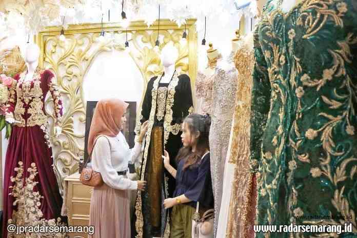 Dua pengunjung menyambangi stan wedding organizer sebelum pandemi covid-19, beberapa bulan lalu. (Nurchamim/Jawa Pos Radar Semarang)