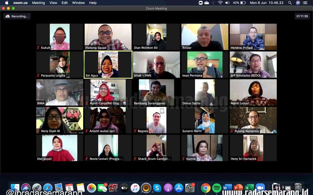 Penyerahan secara simbolis bantuan bedah dapur dan alat dapur kepada UMKM terpilih melalui Zoom Meeting oleh Wali Kota Semarang, Hendrar Prihadi. (Istimewa)
