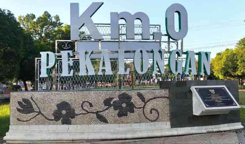 DUA ABAD LEBIH: Tugu Mylpaal di Jalan Jetayu Kota Pekalongan tetap berdiri kokoh yang kini dihiasi letter sign bertuliskan