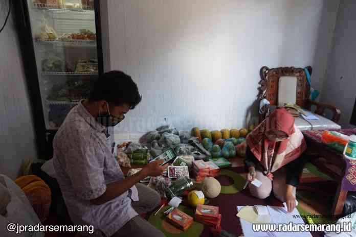 INOVASI: Warga Desa Jetis, Kecamatan Bandungan, Kabupaten Semarang membuat aplikasi jual beli sayur dan buah untuk membantu pedagang Pasar Bandungan. (Maria Novena/Jawa Pos Radar Semarang)