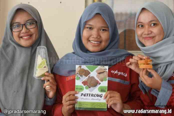 MAKANAN SEHAT: Nur Annisa Metya Novikasari dan dua temannya saat memamerkan produk Pattroug Patties Analog.(ISTIMEWA)