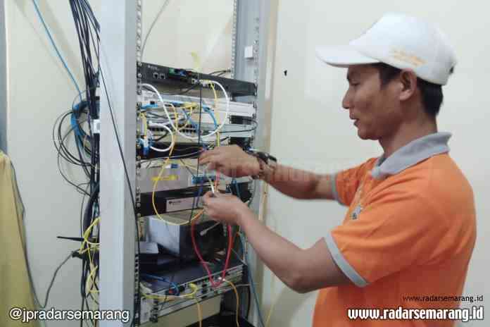 INOVATIF: Riyadi menunjukkan alat yang menghubungkan dengan jaringan internet di Desa Kadirejo, Pabelan, Kabupaten Semarang, Jumat (26/6). (Maria Novena/Jawa Pos Radar Semarang)