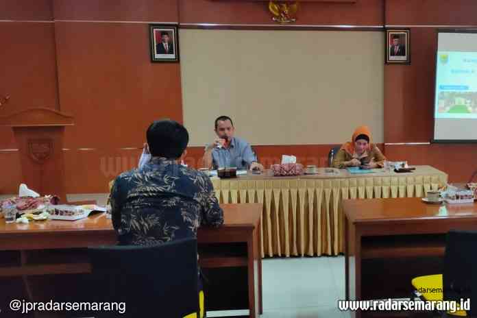 Kunjungan kerja Ketua Komisi A DPRD Kabupaten Batang Danang Aji Saputra di MPP Batang didampingi Kepala DPMPTSP Kabupaten Batang Sri Purwaningsih membahas perizinan. (Riyan Fadli/Jawa Pos Radar Semarang)