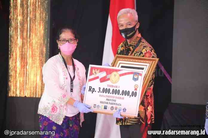 Gubernur Jawa Tengah Ganjar Pranowo menerima hadiah Lomba Inovasi Daerah Dalam Tatanan Normal Baru yang digelar Kemendagri di Gedung Sasana Bhakti Praja Kemendagri, Jakarta Pusat, Senin (22/6/2020).