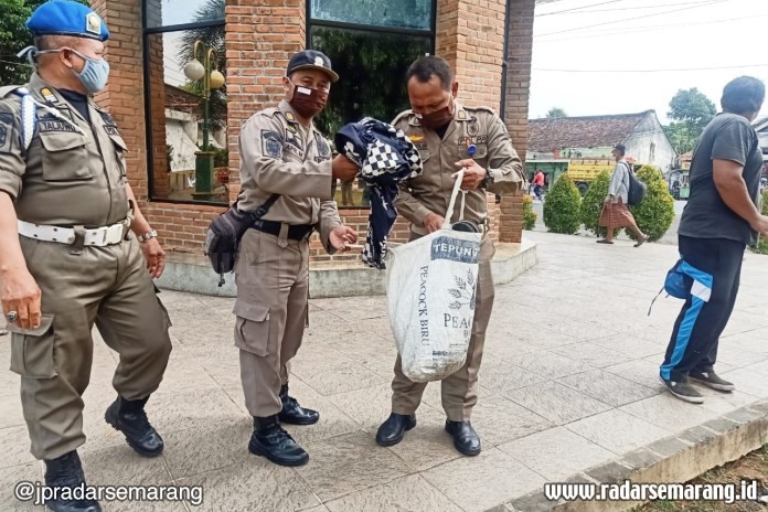 Satpol PP Kabupaten Batang saat menggelar operasi anak jalanan di Alun-alun Batang. (Istimewa)