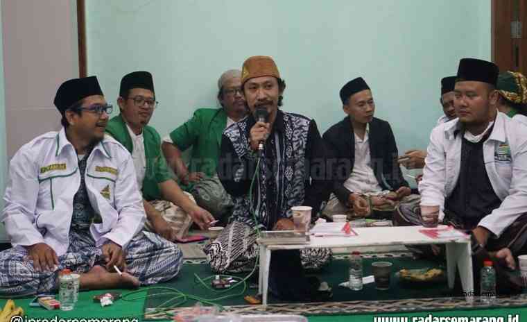 Ketua PC GP Ansor Kendal saat memberikan motivasi kepada kader PR GP Ansor Desa Mororejo (19/7/2020). (Budi Setiyawan/Jawa Pos Radar Semarang)