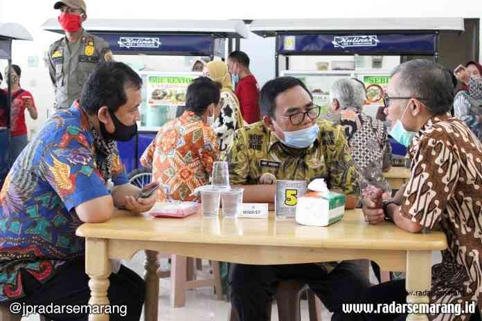 Bupati Pekalongan Asip Kholbihi saat mencoba pusat kuliner di Gedung UMKM Center Jampi Rogo, Wonopringgo Kamis (16/7/2020). (Nanang Rendi Ahmad/Jawa Pos Radar Semarang)