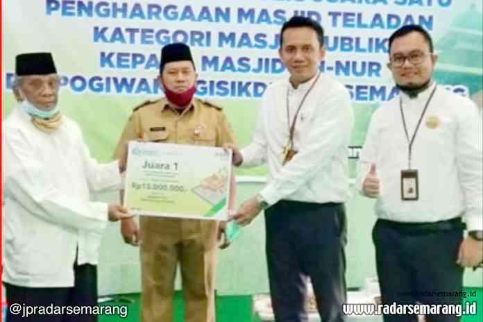 JUARA NASIONAL: Masjid An-Nur Puspogiwang, Semarang Barat. (kanan) Takmir Masjid An Nur Revol Rachmad saat menerima hadiah uang Rp 15 juta. (ISTIMEWA)