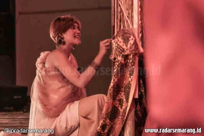 MODIS: Titah Banu Arum Mumpuni saat menjadi dalang wayang Sothil. (DOKUMEN PRIBADI)