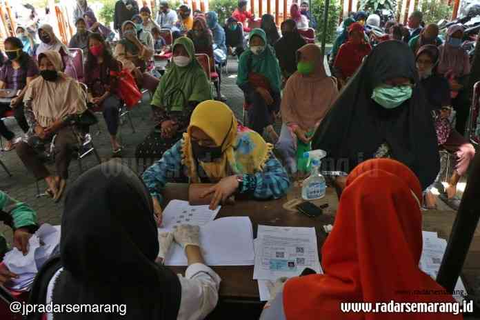 Warga saat antre pencairan Bantuan Sosial Tunai (BST) tahap ketiga di Kantor Pos Bongsari, Jalan Pamularsih Semarang, (10/7/2020). (Nur Chamim / Jawa Pos Radar Semarang)