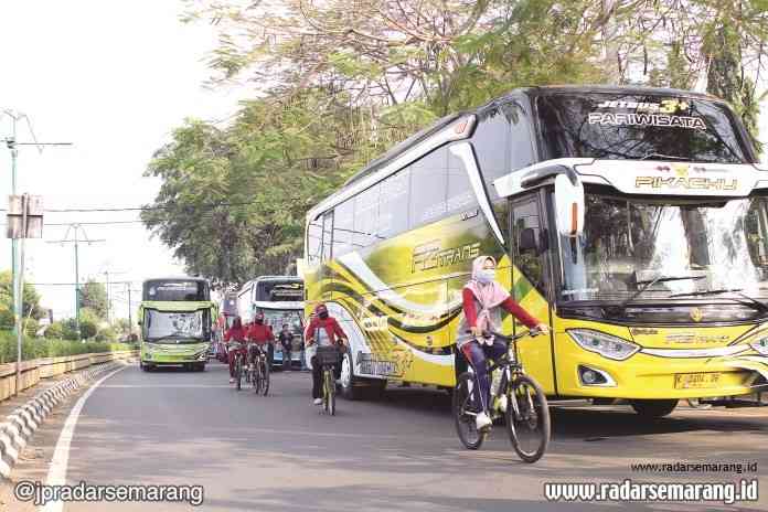 Rombongan bus pariwisata 44 Trans saat mulai bergerak dari jalan raya depan Kawasan Bebekan Kedungwuni menuju Kabupaten Semarang Minggu (12/7/2020). (Nanang Rendi Ahmad/Jawa Pos Radar Semarang)