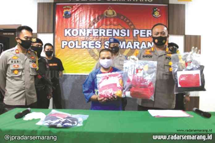 Kapolres Semarang tunjukan barang bukti kasus pencabulan anak di Mapolres Semarang Kamis (9/7/2020). (Maria Novena/Jawa Pos Radar Semarang)