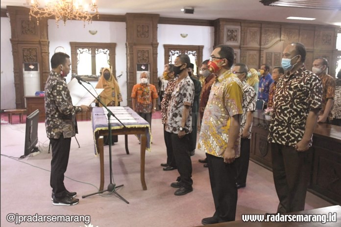 Bupati Batang Wihaji melantik enam pejabat yang menduduki jabatan eselon II Kamis (30/7/2020). (Riyan Fadli/Jawa Pos Radar Semarang)