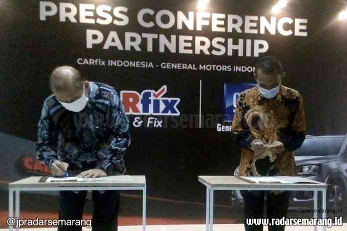 Joko Tri Sanyoto CEO PT Meka Adipratama (kiri), Induk perusahaan pemegang merk Carfix dan Dadan Ramadhani Customer Care dan After Sales Director GM Indonesia (kanan) saat menandatangani kerjasama partnership beberapa waktu yang lalu. (Istimewa)