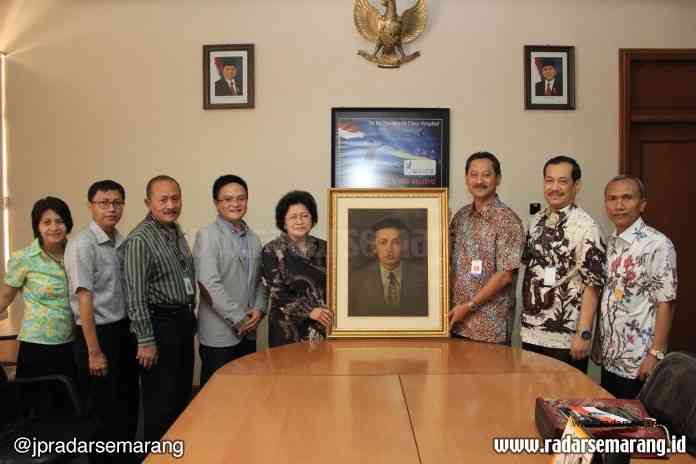 Jajaran pejabat RSUP dr Kariadi dengan putri dr Kariadi, yakni Prof dr Sri Hartini Kariadi Sp.PD-KEMD Sp.KN yang memegangi foto dr Kariadi. (Istimewa)