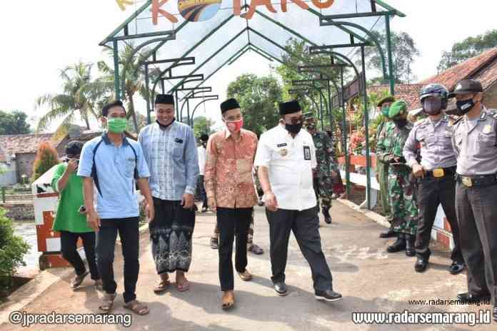 Bupati Pekalongan Asip Kholbihi bersama jajaran saat berkunjung ke Desa Babalan Lor, Kecamatan Bojong Jumat (24/7/2020). (Istimewa)