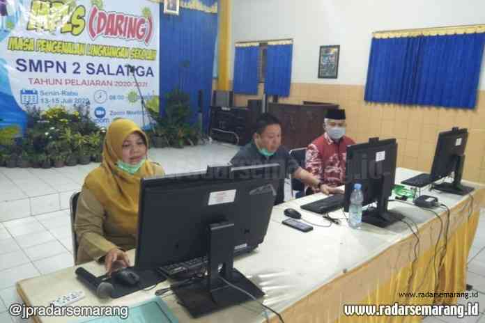 Ketua DPRD Salatiga Dance Ishak Palit saat memberikan semangat MPLS secara daring di SMPN 2 Salatiga Senin (13/7/2020). (Ida Fadilah/Jawa Pos Radar Semarang)