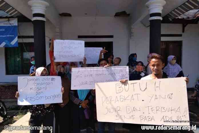 Puluhan warga Desa Tracap, Kaliwiro, Wonosobo mendatangi kantor desa setempat menuntut kejelasan pemberian bantuan. (Sigit Rahmanto/Jawa Pos Radar Semarang)