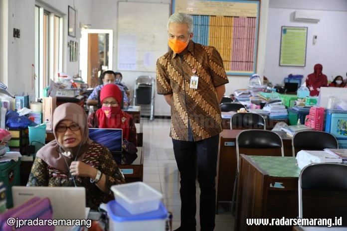 Gubernur Jateng Ganjar Pranowo saat melihat proses pembelajaran sistem daring di SMA Negeri 11 Semarang. (Istimewa)
