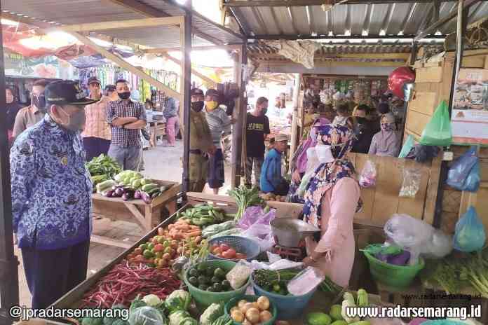 Wali Kota Pekalongan M Saelany Machfudz ditemui pedagang di Pasar Darurat Sorogenen Jumat (17/7/2020). (Lutfi Hanafi/Jawa Pos Radar Semarang)