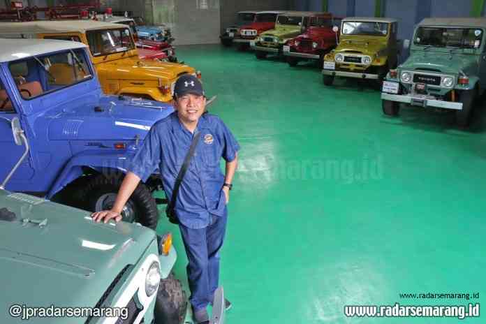 Pramudya Setiawan bersama sebagian koleksi Toyota Hardtop miliknya. (Adennyar Wycaksono/Jawa Pos Radar Semarang)