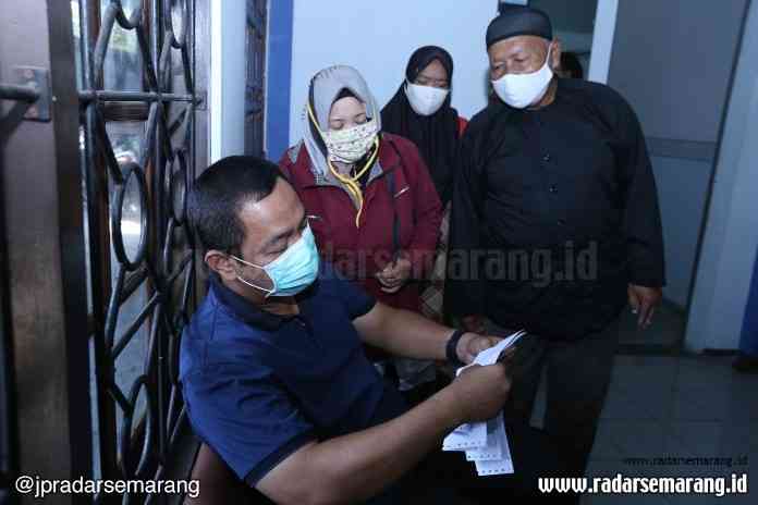 Wali Kota Semarang Hendrar Prihadi saat sidak ke kantor PDAM Cabang Semarang Selatan untuk menindaklanjuti keluhan penggan. (Istimewa)