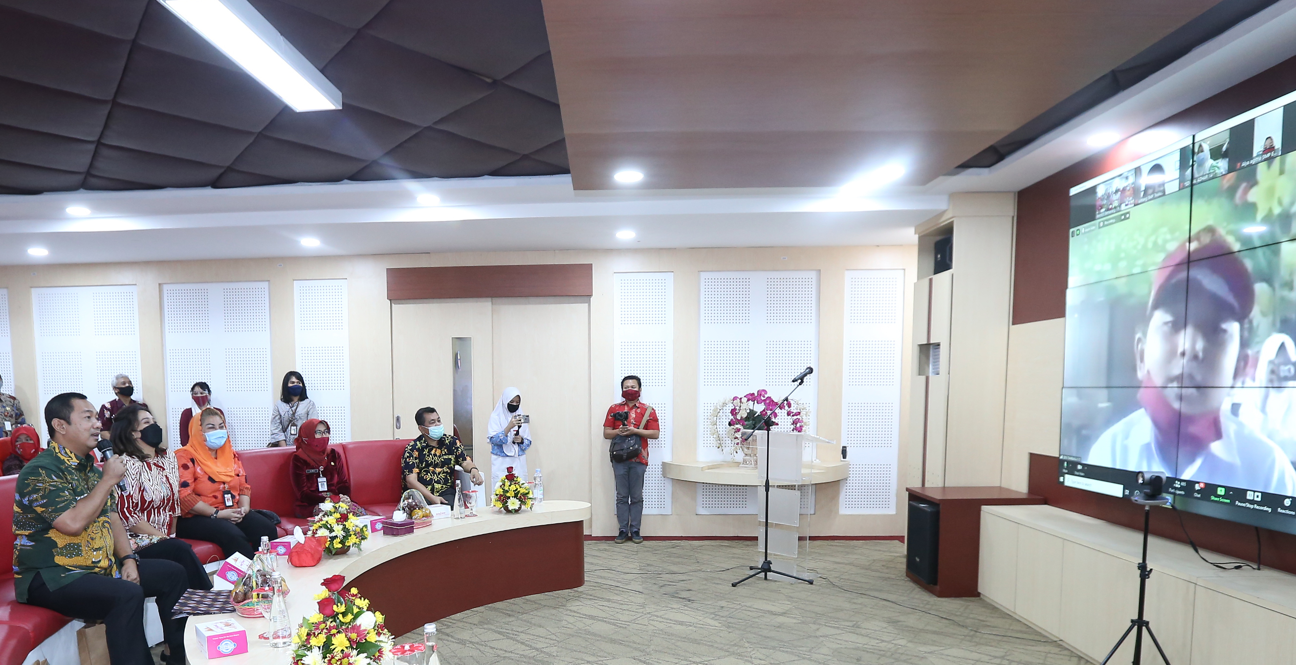 HAN: Wali Kota Semarang Hendrar Prihadi bersama jajarannya saat menggelar video conference dalam peringatan Hari Anak Nasional (HAN) di Situation Room, kemarin. (Humas Pemkot Semarang)