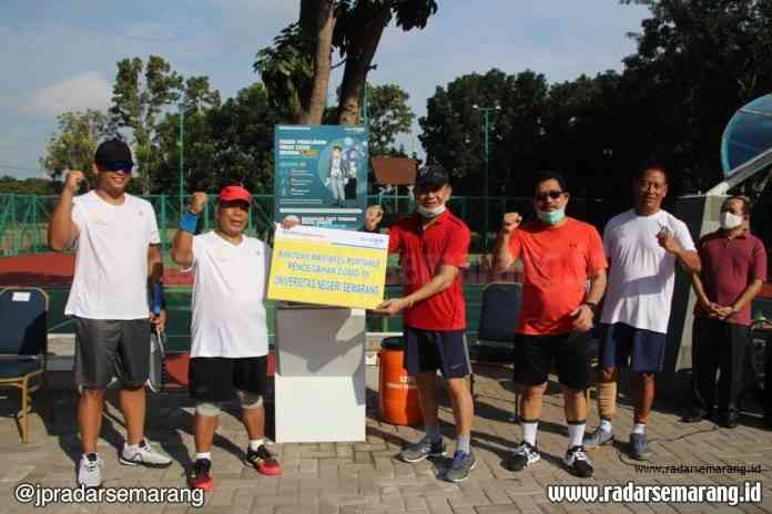 Kepala Kantor Wilayah BTN Jateng, Ferry Sipahutar (tiga kiri) memberikan bantuan berupa wastafel portable kepada Universitas Negeri Semarang. Diterima langsung oleh Rektor Unnes, Fathur Rokhman (kedua kiri). (Alvi Nur Janah / Jawa Pos Radar Semarang)
