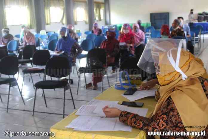 Para Guru SMPN 21 Semarang mengikuti pelatihan pembelajaran terapeutik dari RDRM, Jumat ( 10/7/2020). (Dewi Akmalah/Jawa Pos Radar Semarang)