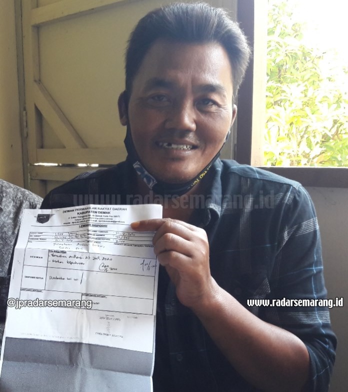 Direktur LSKP Jateng Muhamad Rifai menunjukkan surat resmi penundaan audiensi. (Wahib Pribadi/Jawa Pos Radar Semarang)