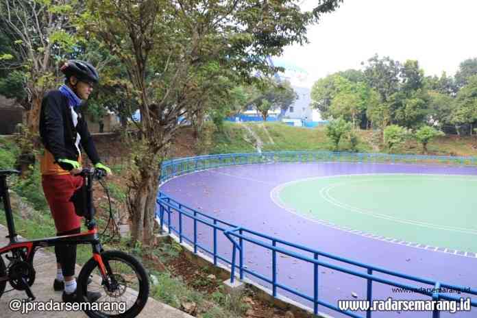 Gubernur Ganjar Pranowo saat mengecek hasil pembangunan venue sepatu roda di komplek GOR Jatidiri, Senin (6/7/2020). (Istimewa)
