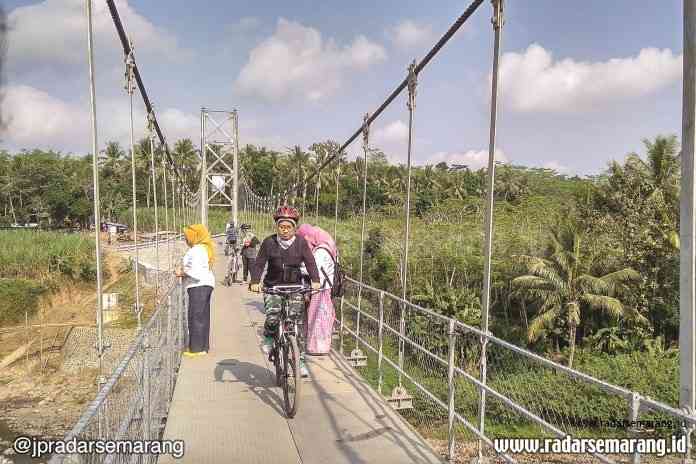 Jembatan gantung penghubung dua Kecamatan Mertoyudan dan Tempuran kini menjadi salah satu destinasi wisata pilihan dan jadi spot selfie. (Yasinta Zhavira for Jawa Pos Radar Semarang)