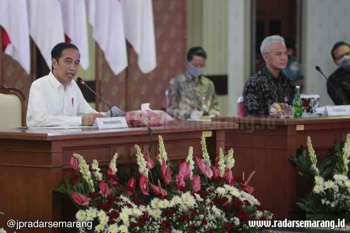 Presiden Joko Widodo dan Gubernur Jateng Ganjar Pranowo saat melakukan vidcon dengan bupati/wali kota di kantor gubernuran, (1/7/2020). (Istimewa)