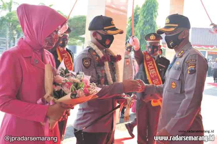 Kapolres Demak yang baru AKBP Andhika Bayu Adhittama disambut AKBP R Fidelis Purna Timoranto saat pisah sambut di Mapolres Demak. (Wahib Pribadi/Jawa Pos Radar Semarang)