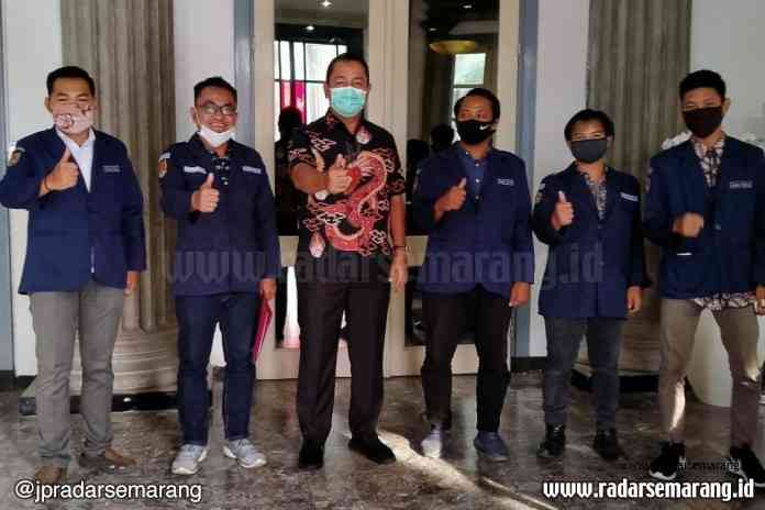 Wali Kota Semarang Hendrar Prihadi berfoto bersama Karang Taruna Kota Semarang. (Istimewa)