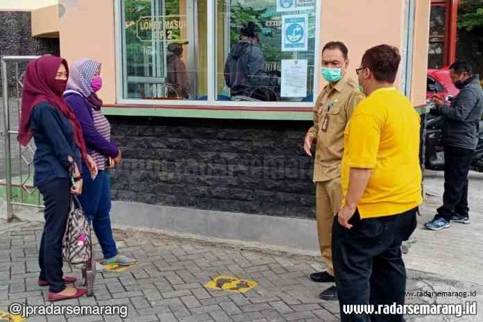 Kepala Disparpora Kabupaten Magelang Iwan Sutiarso dan segenap manajemen objek qisata Ketep Pass mengecek kesiapan pembukaan kembali. (Istimewa)