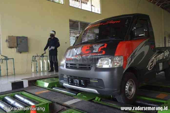 Salah satu kendaraan sedang diuji kelayakannya. (Istimewa)