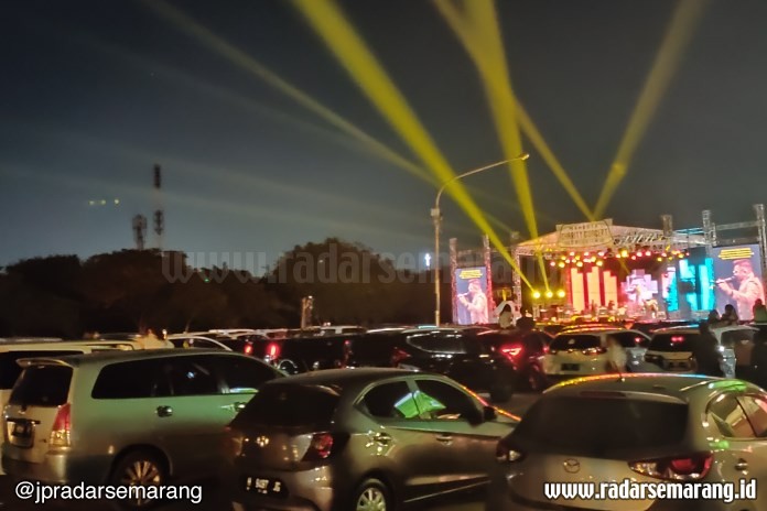 Penonton menikmati konser drive in dari dalam mobil. (Norma Sari Yulianingrum/Jawa Pos Radar Semarang)