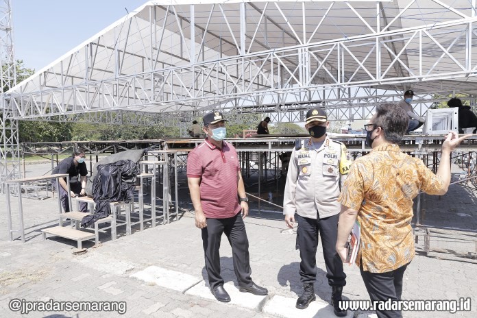 Wali Kota Semarang Hendrar Prihadi bersama Kapolrestabes Auliansyah Lubis saat meninjau persiapan konser Drive In di area parkir PRPP Semarang (28/7/2020). (Istimewa)
