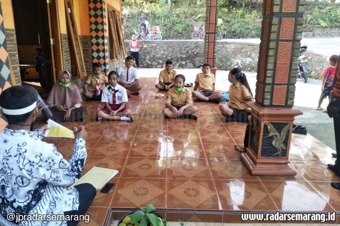 Guru SMPN 1 Bringin Kabupaten Semarang mendatangi siswa untuk melakukan kegiatan belajar mengajar pada Rabu (29/7/2020). (Maria Novena/Jawa Pos Radar Semarang)