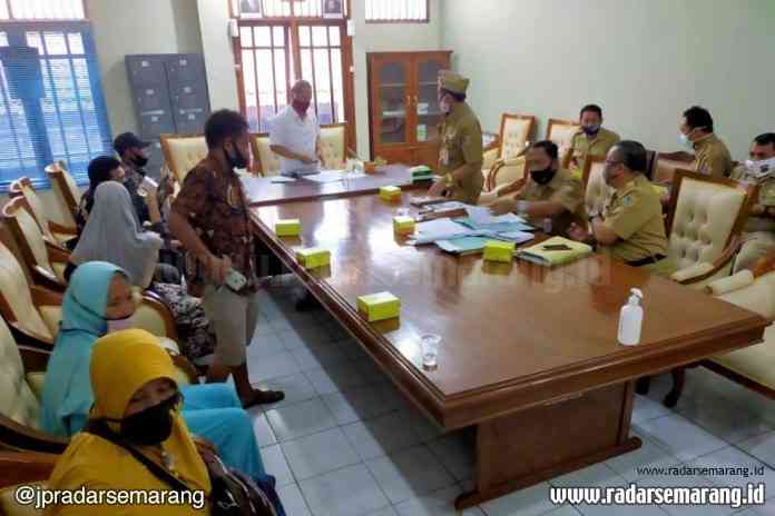 Ketua DPRD Demak H Fahrudin Bisri Slamet menerima audiensi pedagang Pasar Bintoro diruang Komisi A. (Wahib Pribadi/Jawa Pos Radar Semarang)
