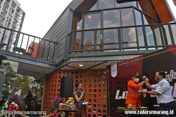 Para pejabat PT KAI Daop 4 Semarang menikmati minuman kopi di kafe bernuansa lokomotif di kawasan Kota Lama Kota Semarang, Kamis (2/7/2020). (Nurchamim/Jawa Pos Radar Semarang)