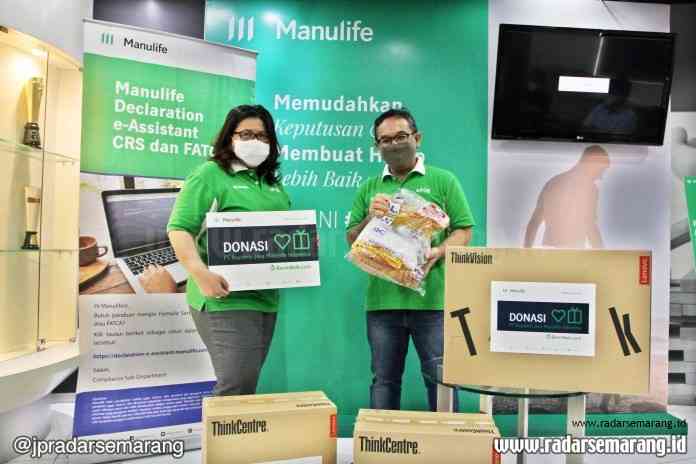 Direktur dan Chief Marketing Officer Manulife Indonesia Novita J Rumnganngun (kiri) menyerahkan bantuan APD pekerja medis dan sejumlah perangkat komputer untuk rumah sakit senilai Rp 3,5 miliar. (Istimewa)